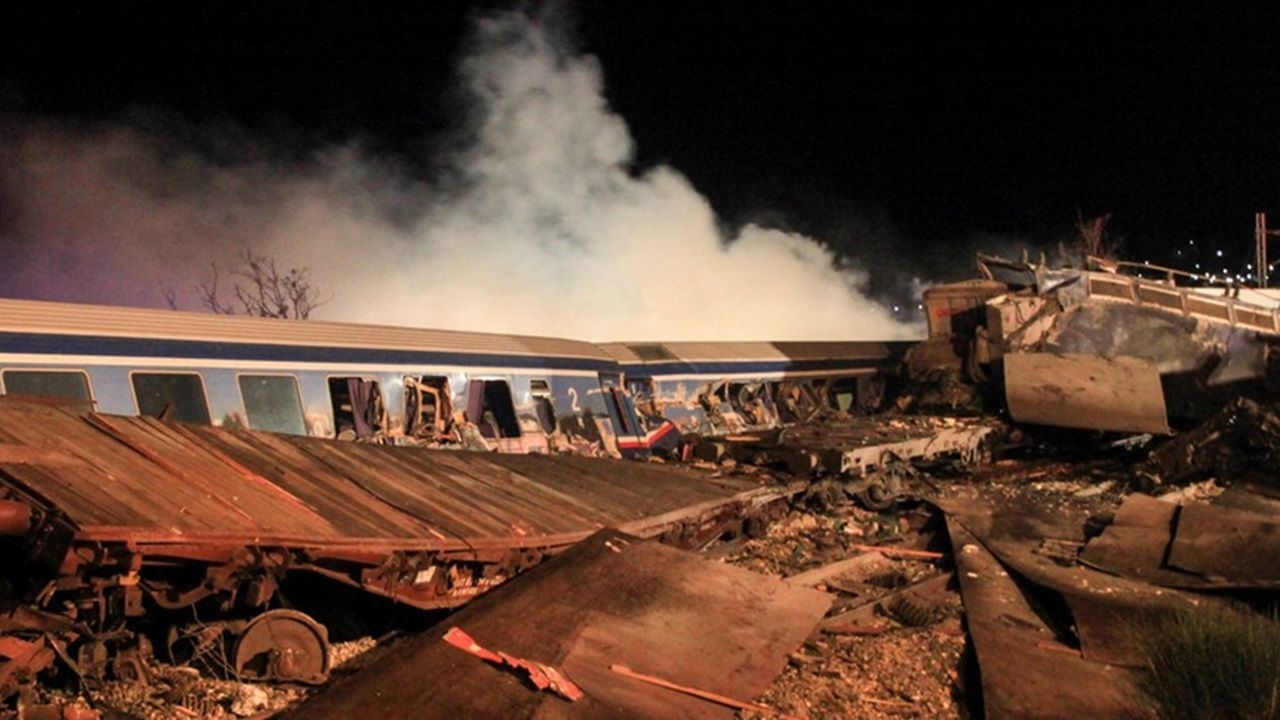 Zugunglück in Griechenland mit mindestens 32 Toten und mehr als 80 Verletzte.