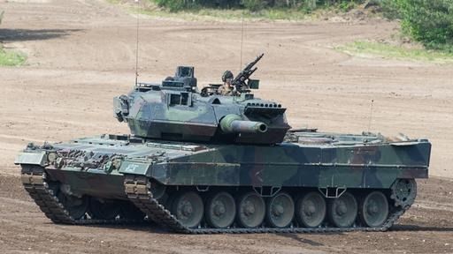 Ukrainische Kampfdrohne trifft 9 Panzer!