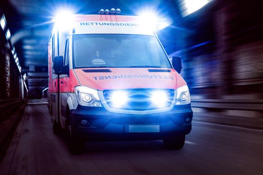 Unfall bei Königswinter endet tödlich: Kastenwagen kracht frontal in Auto - 12-jähriges Mädchen stirbt