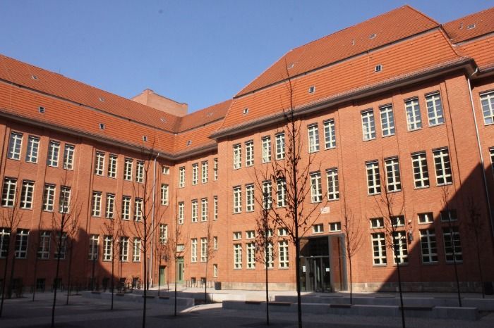 Schulhof wird Parkplatz: Gymnasium in Prenzlauer Berg kapituliert vor Elterntaxis