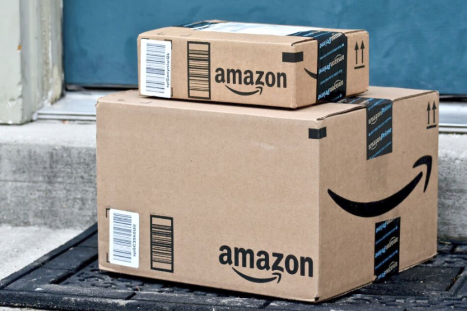 Amazon Pakete auf freier Laufbahn: