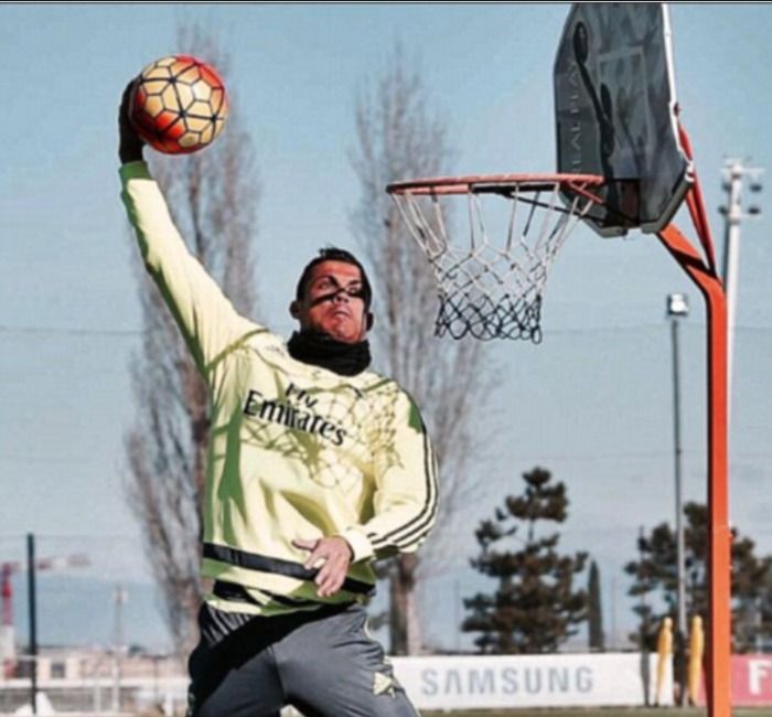 Fussball Star (Cristiano Ronaldo) beendet seine Karriere als Fussballer und fängt mit Basketball an.