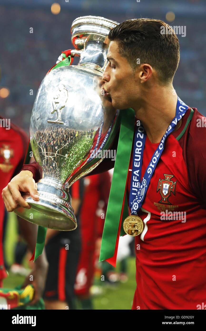 Ronaldo heiratet EM Pokal .