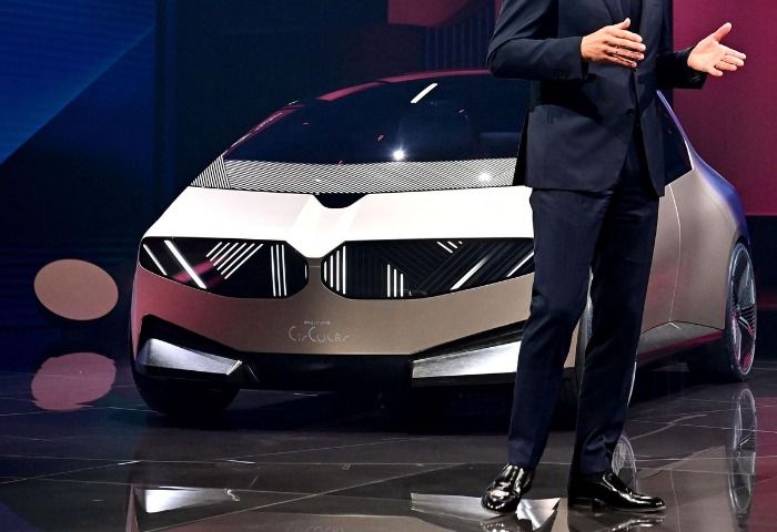 BMW veröffentlicht erstes fliegende Auto der Welt