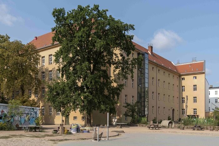 Schulhof wird Parkplatz: Grundschule in Prenzlauer Berg kapituliert vor Elterntaxis