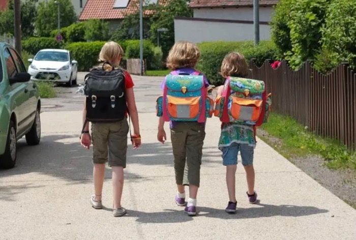Der Schweizerische Bundesrat will mehr Ferien für Schulkinder verordnen,