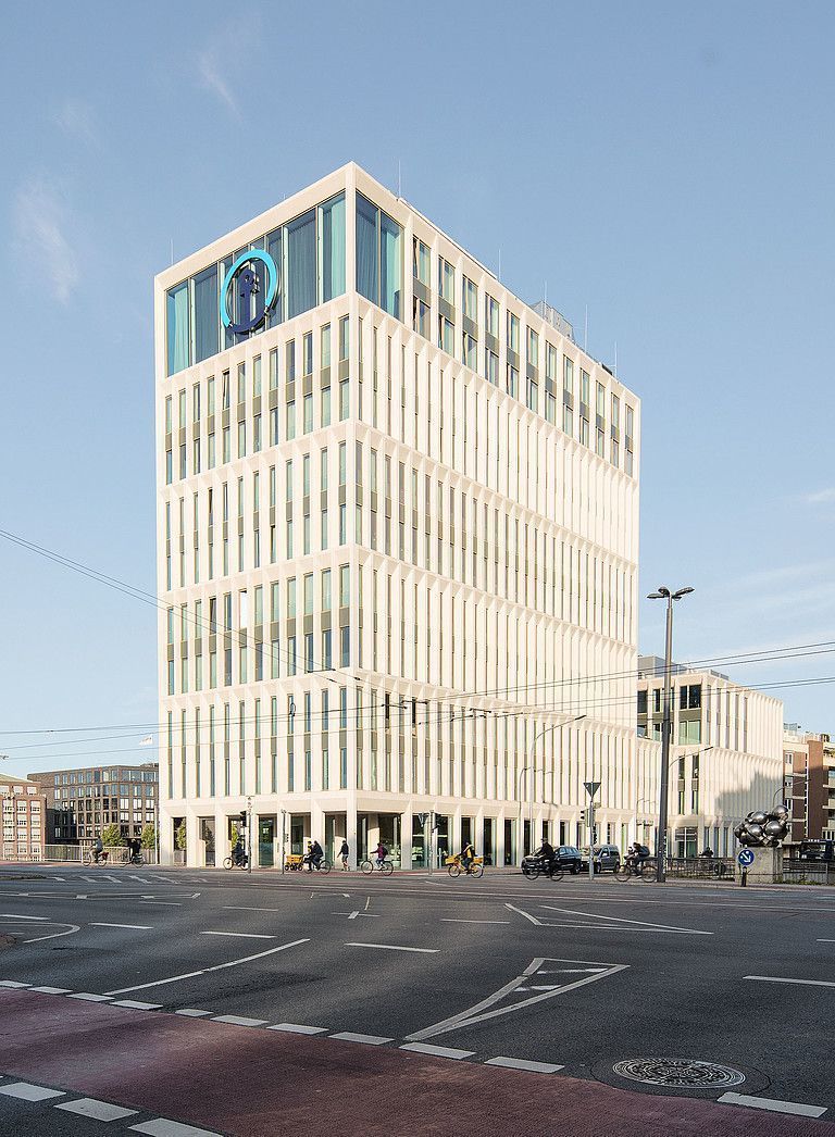 Trendsport - Padel-Court auf Bremer Bürogebäude