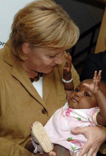 Angela Merkel adoptiert Afrikanisches Baby